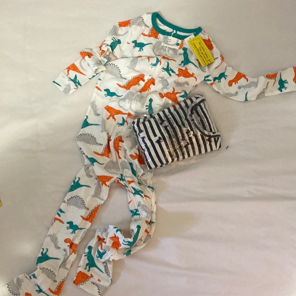 2 New with tag cotton kids pajama’s Gap size 5T